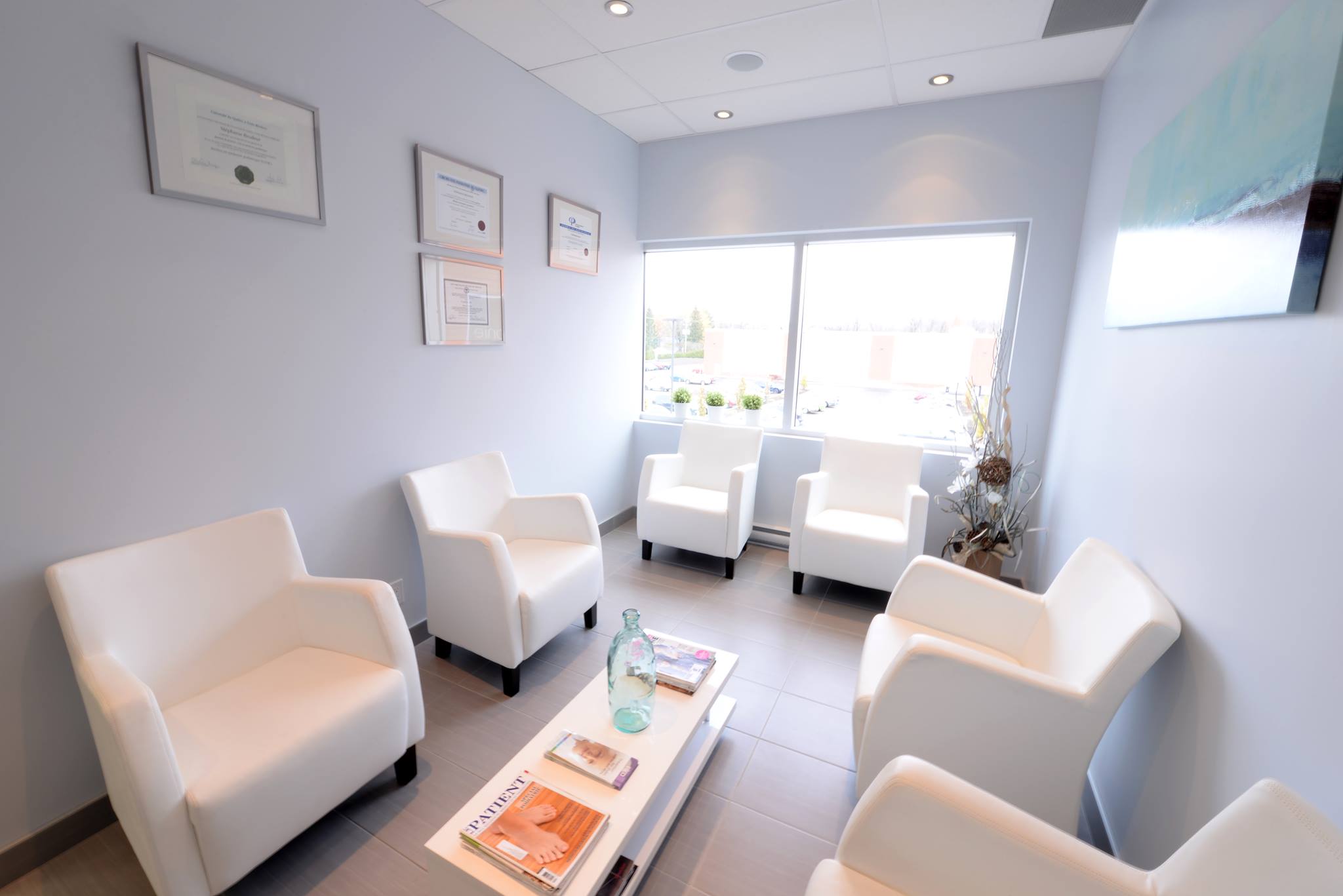 Clinique podiatrique Stéphanie Brodeur | Photo d'une salle d'attente avec des divans blancs