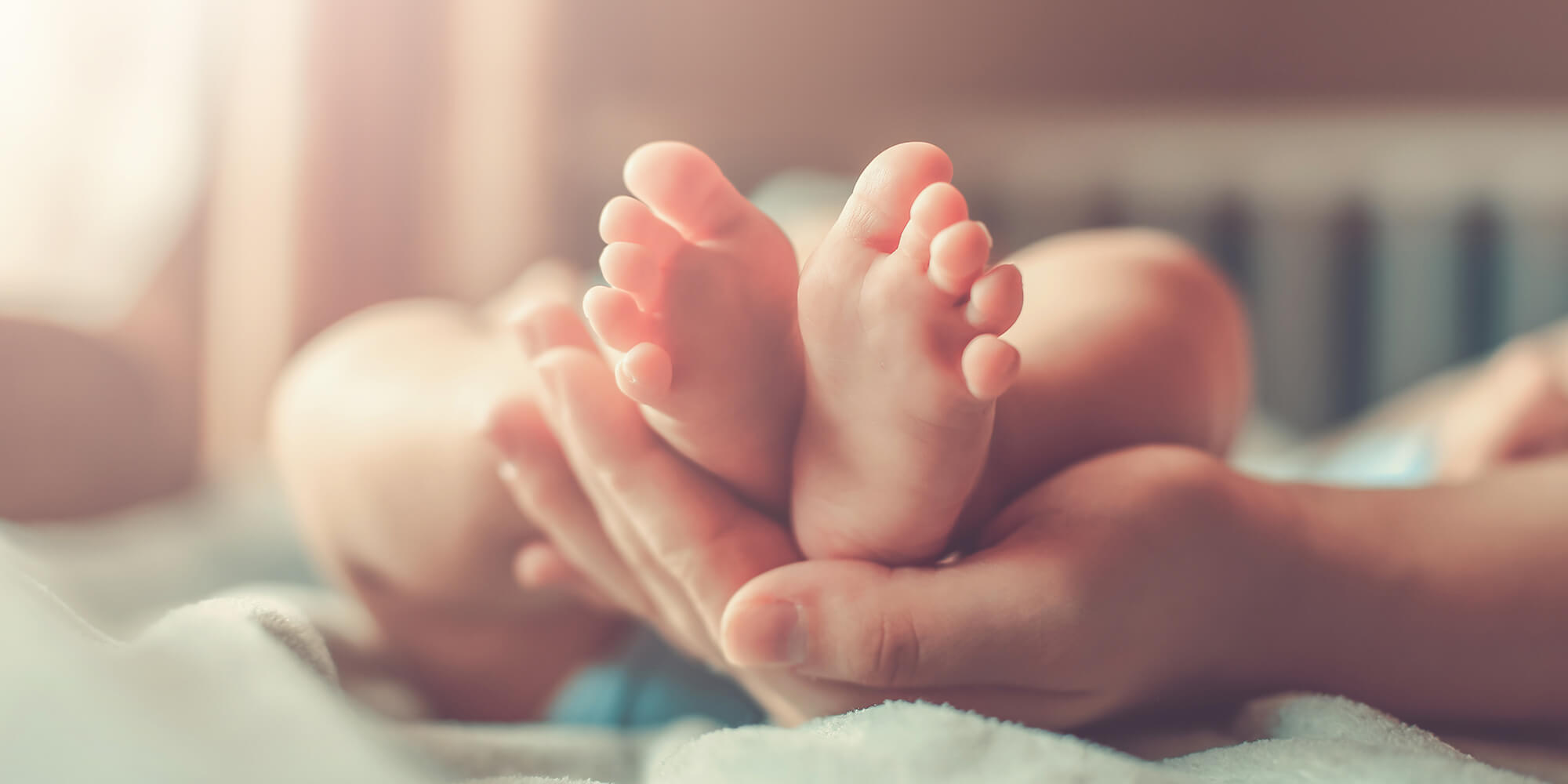 Clinique podiatrique Stéphanie Brodeur | Petits pieds de bébé dans les mains d'une mère